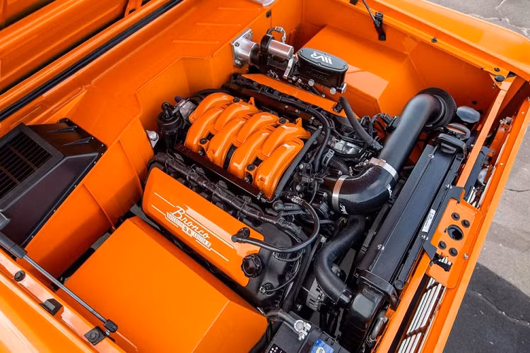 Cuối cùng và cũng là chi tiết quan trọng nhất, vậy giá xe Ford Bronco đặc biệt này bao nhiêu tiền? Câu trả lời là 299.000 USD dựa theo trang Classic Cars. Với số tiền chừng này, bạn có thể mua lấy một chiếc Lamborghini Urus và 3 chiếc Bronco đời mới.