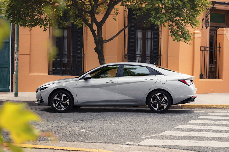 Kích thước dài x rộng x cao của Hyundai Elantra thế hệ mới lần lượt là 4.675 x 1.825 x 1.430 mm, trục cơ sở 2.720 mm. So với thế hệ trước, xe dài hơn 55 mm, rộng hơn 25 mm, thấp hơn 20 mm và trục cơ sở dài hơn 20 mm.