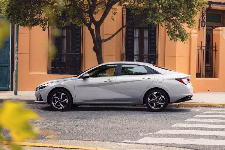 Kích thước dài x rộng x cao của Hyundai Elantra thế hệ mới lần lượt là 4.675 x 1.825 x 1.430 mm, trục cơ sở 2.720 mm. So với thế hệ trước, xe dài hơn 55 mm, rộng hơn 25 mm, thấp hơn 20 mm và trục cơ sở dài hơn 20 mm.