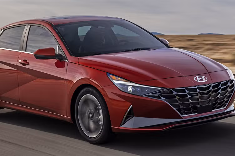 Elantra 2021 được lột xác hoàn toàn với ngôn ngữ thiết kế Sensuous Sportiness, tương tự đàn anh Sonata. So với đời cũ, Elantra 2021 trông điệu đà và thể thao hơn.