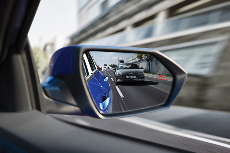 Điểm cộng lớn nhất trên Elantra thế hệ thứ 7 là hệ thống hỗ trợ lái và an toàn SmartSense, bao gồm cảnh báo va chạm trước, cảnh báo điểm mù, cảnh báo phương tiện cắt ngang phía sau, hỗ trợ giữ làn và cảnh báo chệch làn đường.