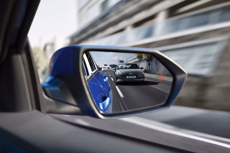 Điểm cộng lớn nhất trên Elantra thế hệ thứ 7 là hệ thống hỗ trợ lái và an toàn SmartSense, bao gồm cảnh báo va chạm trước, cảnh báo điểm mù, cảnh báo phương tiện cắt ngang phía sau, hỗ trợ giữ làn và cảnh báo chệch làn đường.