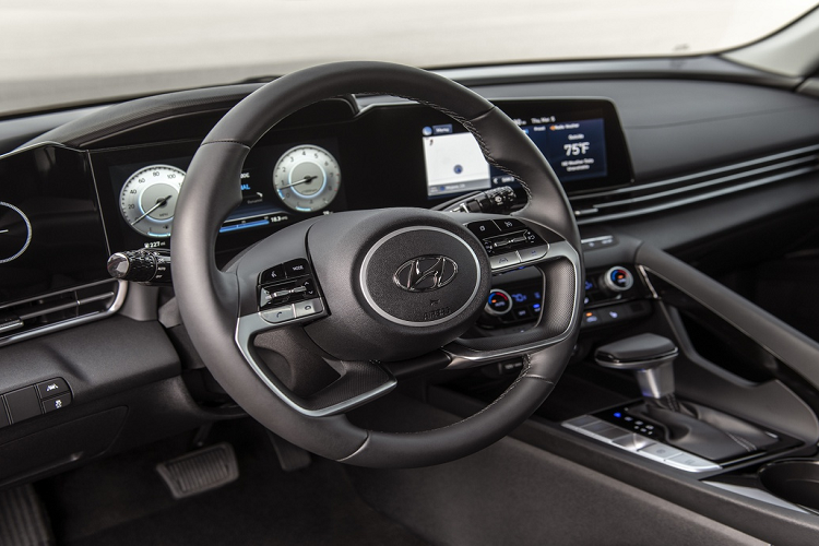 Bên trong, nội thất nổi bật với cụm đồng hồ kỹ thuật số Supervision TFT 10,25 inch, hệ thống thông tin giải trí với màn hình cảm ứng 8 inch tương thích Apple CarPlay và Android Auto. Xe còn được trang bị sạc không dây.