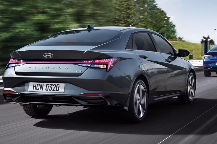 Ngoài ra, xe còn có tính năng kiểm soát hành trình thích ứng, chức năng ngắt động cơ tạm thời khi dừng, cảnh báo mất tập trung và giám sát áp suất lốp.