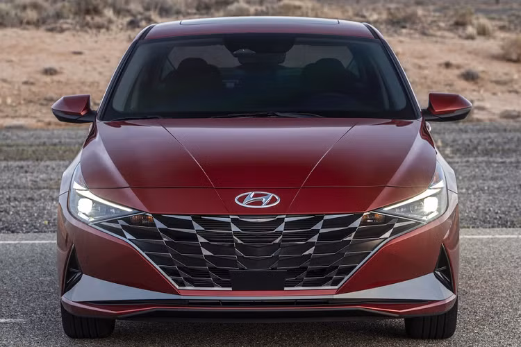 Khối động cơ này sản sinh công suất cực đại 121,3 mã lực tại 6.300 vòng/phút và mô-men xoắn 154 Nm tại 4.500 vòng/phút, đi kèm hệ dẫn động cầu trước và hộp số vô cấp thông minh IVT giả lập 8 cấp.