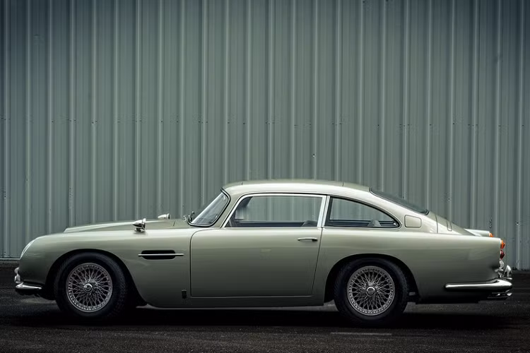 Trong trường hợp không đủ khả năng để mua một chiếc DB5 Goldfinger Continuation thực sự, mô hình tỷ lệ 1:1 sẽ là một lựa chọn dễ chịu hơn dành cho những ai hâm mộ loạt phim điện ảnh về điệp viên 007.