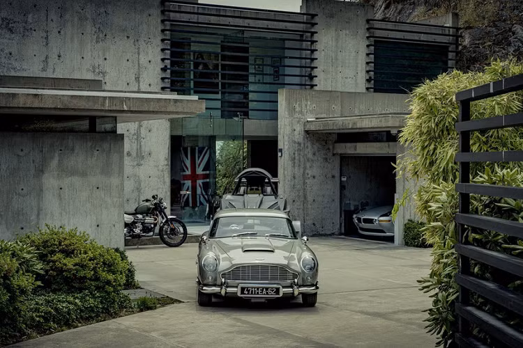 Trước khi được bán, mô hình 1:1 của DB5 Goldfinger Continuation từng được trưng bày ở nhiều sự kiện xe cổ, các triển lãm ôtô và một vài đại lý Aston Martin.