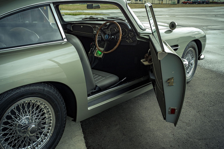 Khoang lái của xe mô hình cũng được hoàn thiện gần như chính xác với nguyên mẫu thật. Cabin có vô-lăng gỗ, bảng đồng hồ tốc độ, cần số có nút bấm thoát hiểm, bản đồ radar và cửa sổ trời. Cụm đồng hồ hiển thị quãng đường có số dặm đi được là 007.