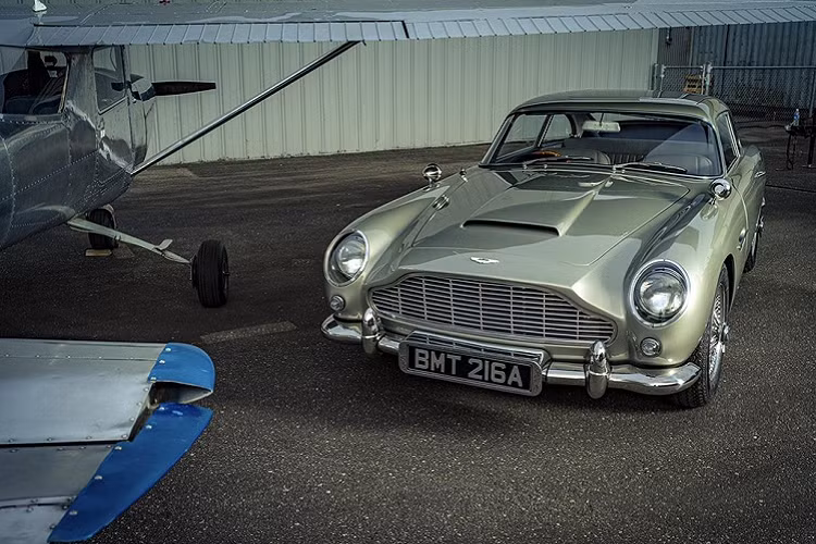 Vào tháng 7, model đầu tiên nằm trong dự án DB5 Goldfinger Continuation của Aston Martin đã được rao bán với giá 3,5 triệu USD. Điểm đặc biệt của dự án này nằm ở việc 25 chiếc siêu xe Aston Martin DB5 1964 được sản xuất giới hạn dựa theo mẫu xe của điệp viên James Bond trong bộ phim Goldfinger (1964).