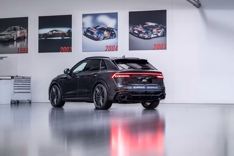Thông số này khiến Q8 giờ đây mạnh mẽ hơn 49 HP và 30 Nm so với người anh em nước Ý - Lamborghini Urus với khả năng tăng tốc từ 0 lên 100 km/h chỉ trong 3,6 giây và tốc độ tối đa ở ngưỡng 305 km/h.