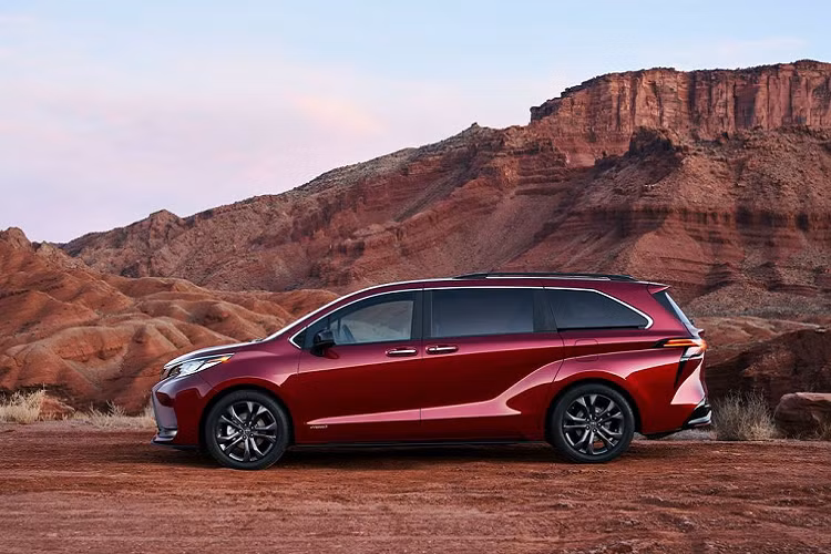 Toyota Sienna 2021 có cấu hình tối đa 8 chỗ ngồi, trong đó hàng ghế 2 kiểu Super Long Slide ghế thuyền trưởng có thể trượt 635mm, đem lại khoảng để chân rộng rãi nhất phân khúc, sự linh hoạt này giúp tối đa hóa sự thoải mái cho hành khách.