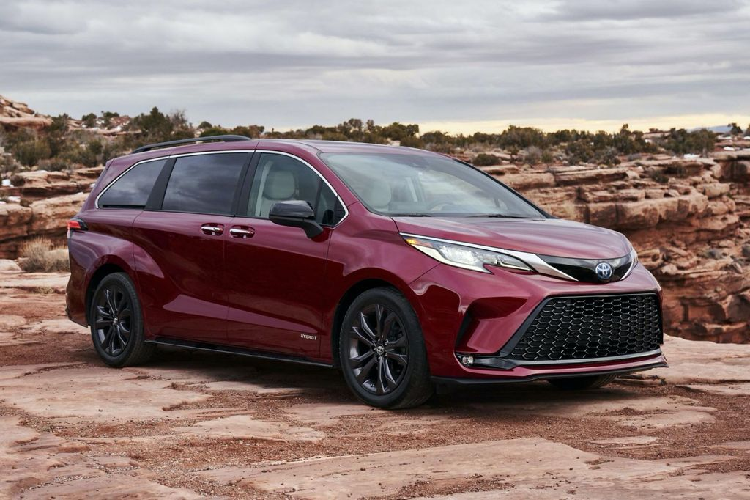 Về truyền động, Toyota Sienna 2021 sử dụng động cơ 2.5L xăng kết hợp 2 mô-tơ điện, sinh ra công suất tổng 243 mã lực. Đi kèm với đó còn là trang bị hộp số tự động CVT và hệ dẫn động tuỳ chọn hệ dẫn động cầu trước hoặc 4 bánh.