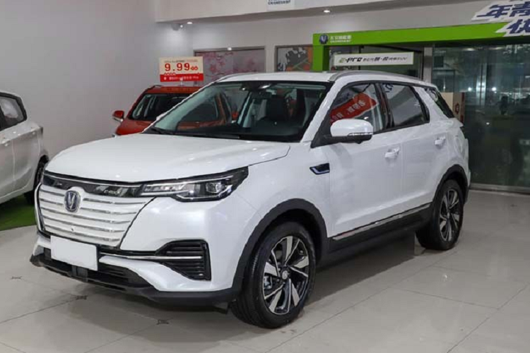 Vào ngày 15/7 vừa qua, phiên bản chạy điện thuần chủng của SUV giá rẻ Changan CS55 đã chính thức ra mắt tại thị trường nội địa Trung Quốc. Mẫu xe mới này lấy cái tên đơn giản là Changan CS55 EV và được định vị là một mẫu SUV hạng C.