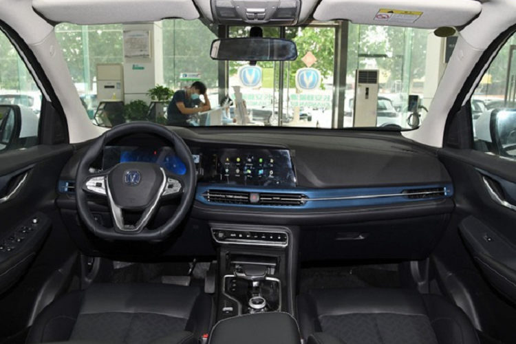 Nhìn từ bên sườn, chiếc xe trông khá vạm vỡ và cứng cáp. Các bánh xe có họa tiết la-zăng sắc cạnh bắt mắt, và tất cả lốp xe đều có kích cỡ 225/55 R18 như nhau. Vì là xe điện nên CS55 EV đã loại bỏ các đầu ống pô phía sau, qua đó khiến thiết kế đuôi xe trở trở nên đồng nhất hơn. Kích thước tổng thể của mẫu SUV điện này là dài 4.515 mm, rộng 1.860 mm, cao 1.690 mm và trục cơ sở dài 2.650 mm.