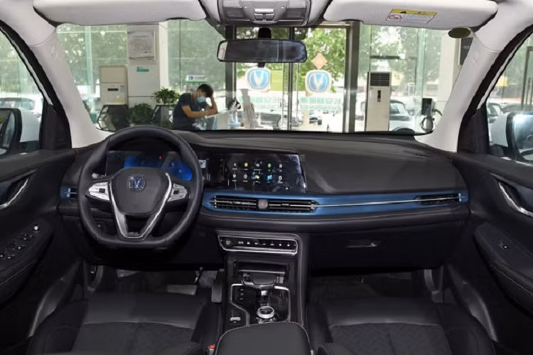 Nhìn từ bên sườn, chiếc xe trông khá vạm vỡ và cứng cáp. Các bánh xe có họa tiết la-zăng sắc cạnh bắt mắt, và tất cả lốp xe đều có kích cỡ 225/55 R18 như nhau. Vì là xe điện nên CS55 EV đã loại bỏ các đầu ống pô phía sau, qua đó khiến thiết kế đuôi xe trở trở nên đồng nhất hơn. Kích thước tổng thể của mẫu SUV điện này là dài 4.515 mm, rộng 1.860 mm, cao 1.690 mm và trục cơ sở dài 2.650 mm.