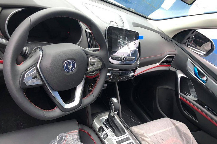 Bước vào trong nội thất, chúng ta thấy CS55 EV cũng áp dụng một ngôn ngữ thiết kế gia đình, và cụm điều khiển trung tâm tạo ra một cảm giác phân cấp thông qua nhiều đường ngang. Tương tự với nhiều mẫu xe mới khác ở Trung Quốc, mặt táp lô xe có trang bị hai màn hình, một màn LCD cỡ 10 inch cho bảng đồng hồ và một màn cảm ứng cỡ 10.25 inch cho hệ thống thông tin giải trí. Nhờ đó, nội thất xe trông công nghệ, phù hợp với một chiếc xe điện thuần chủng.