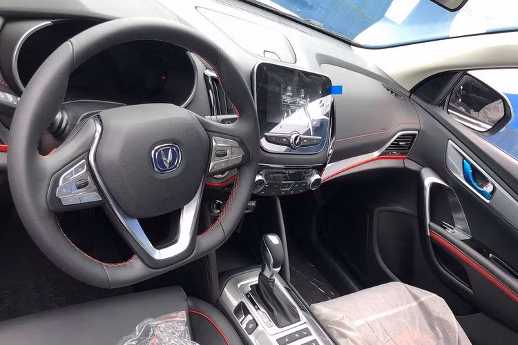 Bước vào trong nội thất, chúng ta thấy CS55 EV cũng áp dụng một ngôn ngữ thiết kế gia đình, và cụm điều khiển trung tâm tạo ra một cảm giác phân cấp thông qua nhiều đường ngang. Tương tự với nhiều mẫu xe mới khác ở Trung Quốc, mặt táp lô xe có trang bị hai màn hình, một màn LCD cỡ 10 inch cho bảng đồng hồ và một màn cảm ứng cỡ 10.25 inch cho hệ thống thông tin giải trí. Nhờ đó, nội thất xe trông công nghệ, phù hợp với một chiếc xe điện thuần chủng.