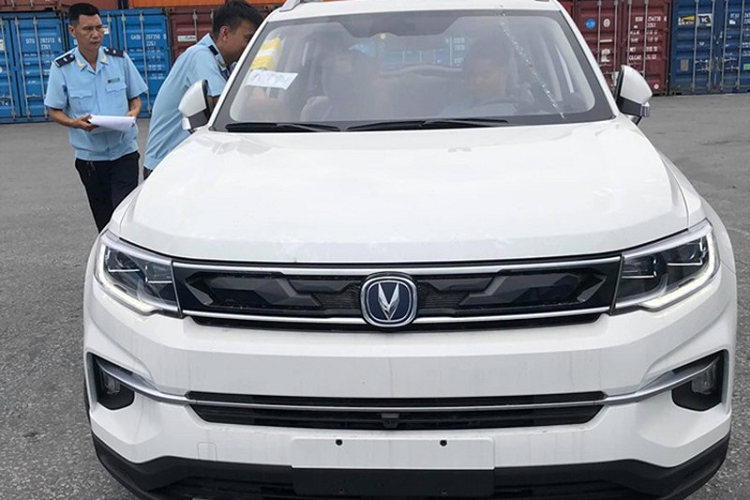 Xe có khả năng sạc nhanh, hỗ trợ nguồn điện 90 kW, mất 35 phút để sạc từ 30% lên 80%. Tất cả các bản CS55 EV đều có trang bị hệ thống treo độc lập McPherson phía trước và hệ thống treo đa điểm ở phía sau. Giá xe Changan CS55 EV cho tất cả 5 phiên với mức khởi điểm từ 159.200 – 205.900 nhân dân tệ (tương đương 528 – 683 triệu đồng).