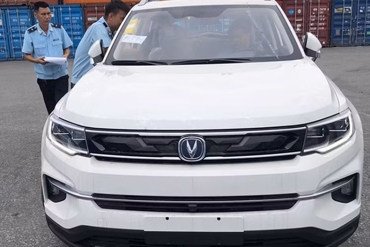 Xe có khả năng sạc nhanh, hỗ trợ nguồn điện 90 kW, mất 35 phút để sạc từ 30% lên 80%. Tất cả các bản CS55 EV đều có trang bị hệ thống treo độc lập McPherson phía trước và hệ thống treo đa điểm ở phía sau. Giá xe Changan CS55 EV cho tất cả 5 phiên với mức khởi điểm từ 159.200 – 205.900 nhân dân tệ (tương đương 528 – 683 triệu đồng).