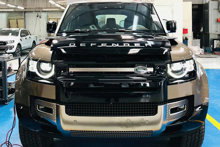 Mới đây, hình ảnh về chiếc Land Rover Defender 110 X mới đầu tiên về Việt Nam đã bất ngờ được đăng tải trên các phương tiện truyền thông.