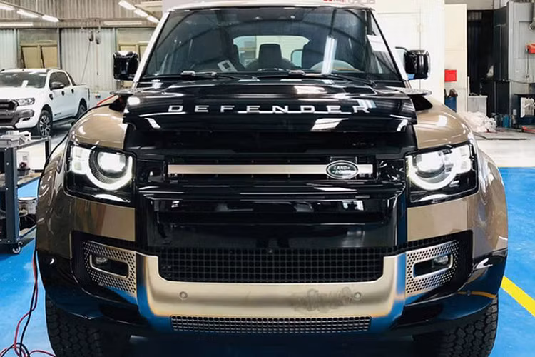 Mới đây, hình ảnh về chiếc Land Rover Defender 110 X mới đầu tiên về Việt Nam đã bất ngờ được đăng tải trên các phương tiện truyền thông.