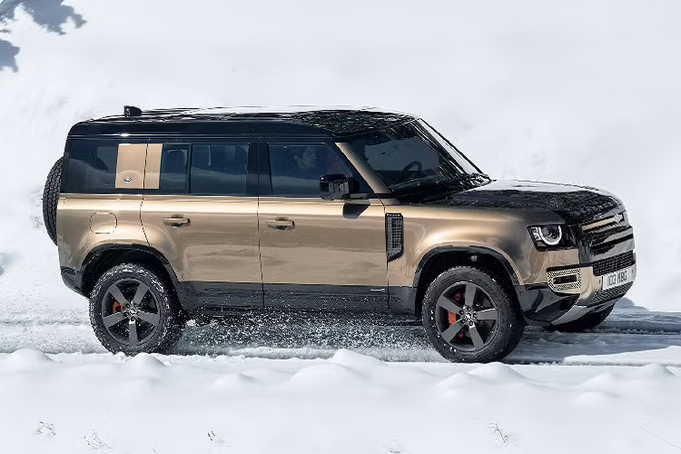 Land Rover Defender thế hệ mới được ra mắt tại thị trường Việt Nam hồi giữa tháng 9 vừa qua với tổng cộng 5 phiên bản, bao gồm phiên bản 110 S, 110 SE, 110 HSE, 110 First Editon và 110 X. Trong đó, phiên bản 110 X trong bài viết chính là phiên bản cao nhất của dòng xe này.