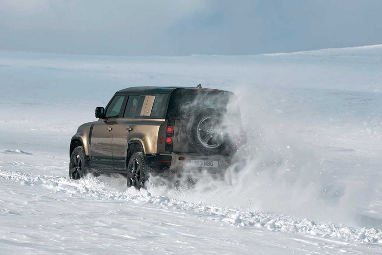 Tiếp tới, Land Rover Defender 110 X được trang bị ghế bọc da Windsor kết hợp vải dệt vân thép, ghế có chức năng sưởi/làm mát và chỉnh điện 14 hướng, hệ thống âm thanh hàng hiệu Meridian 14 loa có bộ siêu trầm, cửa sổ trời...