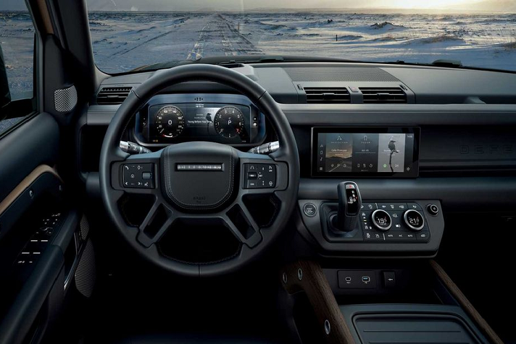 So với các phiên bản còn lại, Land Rover Defender 110 X không có sự khác biệt đáng kể về thiết kế. Điểm phân biệt của phiên bản này nằm ở một số chi tiết như màu sơn ngoại thất 2 màu tương phản, mâm xe 20 inch 5 chấu màu xám Satin Dark Grey với cùm phanh màu cam, các tấm ốp viền ở ngoại thất được làm theo màu crome sáng khá bắt mắt.