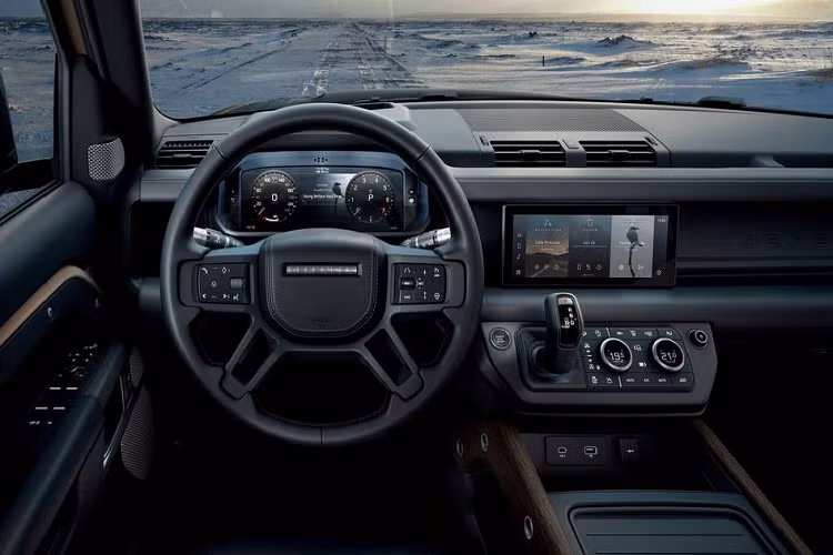 So với các phiên bản còn lại, Land Rover Defender 110 X không có sự khác biệt đáng kể về thiết kế. Điểm phân biệt của phiên bản này nằm ở một số chi tiết như màu sơn ngoại thất 2 màu tương phản, mâm xe 20 inch 5 chấu màu xám Satin Dark Grey với cùm phanh màu cam, các tấm ốp viền ở ngoại thất được làm theo màu crome sáng khá bắt mắt.