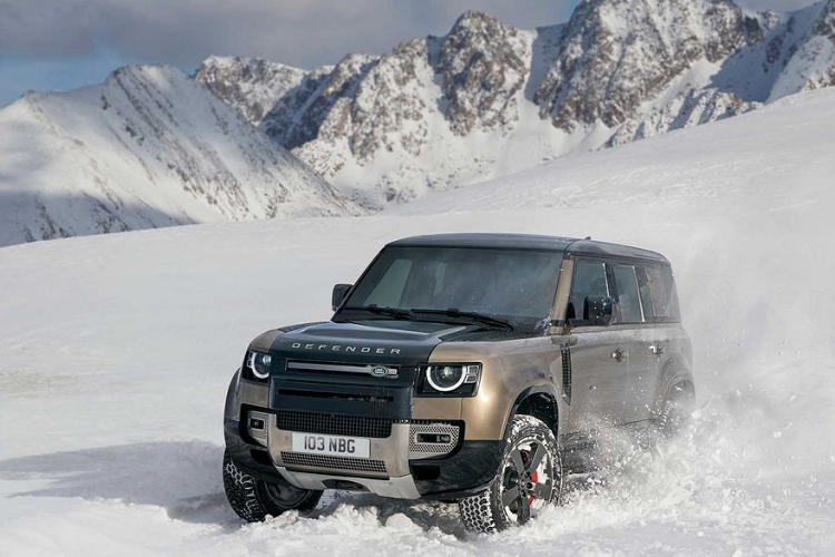 Một trong những chi tiết "ăn tiền" nhất trên Land Rover Defender 110 X chính nằm ở bên dưới nắp ca-pô. Mẫu xe này được trang bị khối động cơ I6 hybrid, sản sinh ra công suất tối đa 400 PS và 550 Nm mô-men xoắn. Sức mạnh này được truyền tới cả 4 bánh thông qua hộp số tự động 8 cấp, giúp xe có thể tăng tốc từ 0 - 100 km/h chỉ trong 6,4 giây.