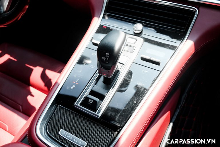 Đuôi xe với cột C có thiết kế choải xuống đặc trưng của dòng xe Panamera, xe còn được trang bị cánh gió cỡ lớn ở phía sau giúp gia tăng độ bám đường, đặc biệt khi xe vận hành ở tốc độ cao. Cánh gió này có thể được điều chỉnh thông qua một nút bấm bên trong khoang lái. Đèn hậu tích hợp công nghệ LED với đèn cảnh báo 4 điểm, cụm đèn hậu được nối liền với nhau thông qua một dải LED vắt ngang nắp cốp. Hệ thống ống xả nguyên bản trên xe đã được chủ nhân độ lại nhằm đem đến âm thanh phấn khích hơn.