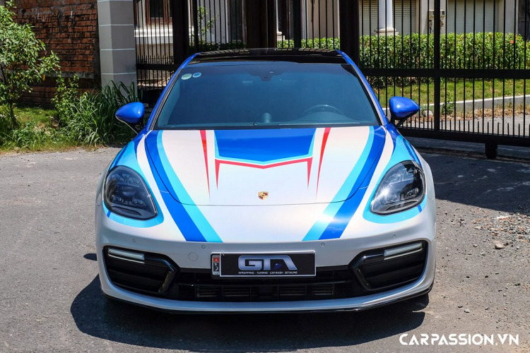 Với diện mạo hoàn toàn mới, những đường nét thiết kế thể thao trên xe được nhấn mạnh hơn, nắp ca-pô có sự xuất hiện của những họa tiết độc đáo, đường sọc kép màu xanh kéo dài từ cản trước đến phần đuôi xe. Ở góc nhìn ngang, gương chiếu hậu được dán màu xanh dương, thân xe chia làm hai tông màu xanh-trắng đầy tinh tế. Cánh gió phía sau xe được trang trí với những đường nét phá cách.