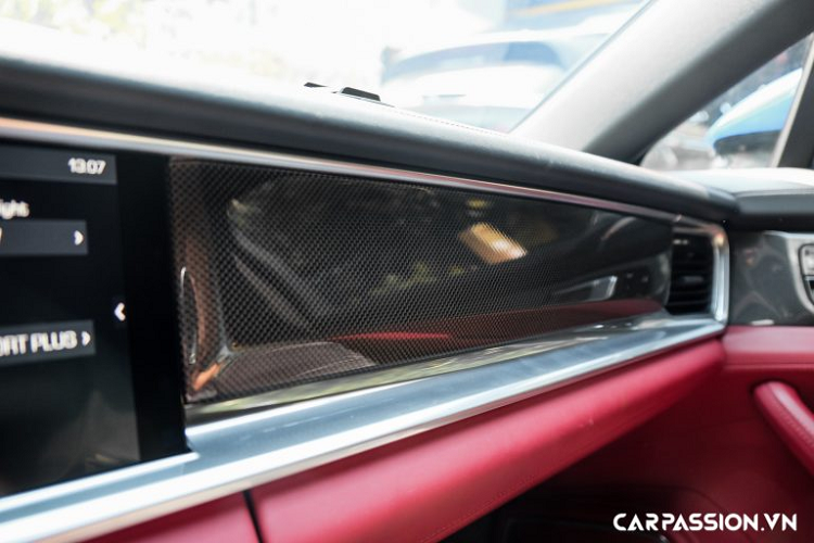 Chiếc Panamera 4S này còn sở hữu khoang nội thất mang tông màu đỏ rượu vang khá quyến rũ, kết hợp ton-sur-ton với lớp sơn nguyên bản. Khoang lái của xe được chủ nhân trang bị tùy chọn ốp sợi carbon nhằm đem lại cái nhìn thể thao hơn, cụ thể, các chi tiết như : táp-pi cửa, vô-lăng, bảng táp-lô,… đều được ốp sợi carbon đắt giá.