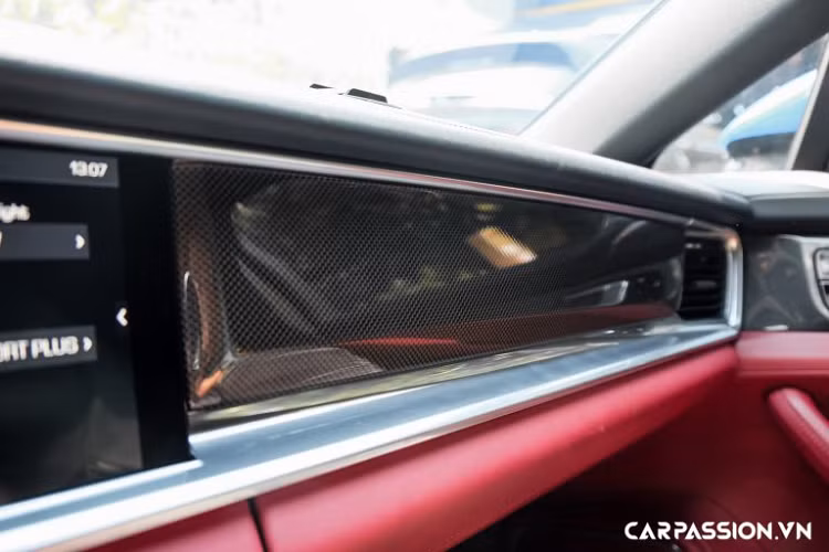 Chiếc Panamera 4S này còn sở hữu khoang nội thất mang tông màu đỏ rượu vang khá quyến rũ, kết hợp ton-sur-ton với lớp sơn nguyên bản. Khoang lái của xe được chủ nhân trang bị tùy chọn ốp sợi carbon nhằm đem lại cái nhìn thể thao hơn, cụ thể, các chi tiết như : táp-pi cửa, vô-lăng, bảng táp-lô,… đều được ốp sợi carbon đắt giá.