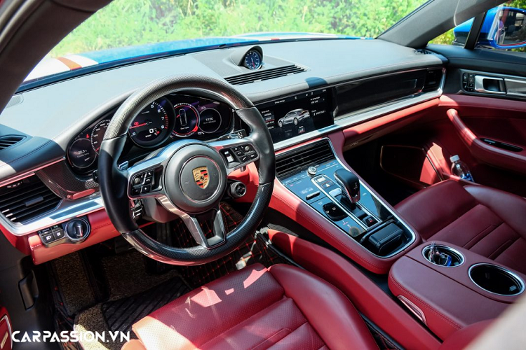 Mẫu sedan hạng sang gây ấn tượng với thiết kế liền mạch mang hơi thở của chiếc 911 lừng danh. Xe có chiều dài x rộng x cao lần lượt là 5.049 x 1.937 x 1.423 mm và trục cơ sở dài 2.950 mm, giúp mang đến không gian rộng rãi cho người dùng.