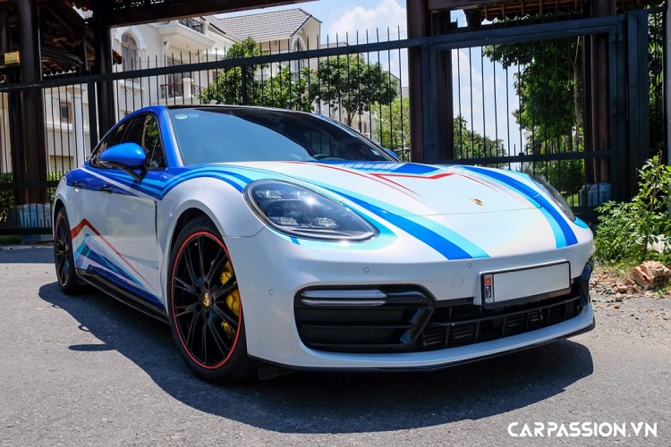 Quá trình “lột xác” cho chiếc Panamera 4S này được diễn ra tại garage GTA Wrapping&amp;Tuning – một địa chỉ dán decal cũng như độ xe có tiếng tại Sài Gòn. Bộ áo mới trên xe sử dụng tông màu trắng làm chủ đạo, kết hợp với những họa tiết bắt mắt trên khắp thân xe. Theo chia sẻ từ đại diện của garage GTA, toàn bộ quá trình đổi màu cho chiếc Porsche Panamera 4S sẽ mất khoảng 48 tiếng, lớp áo mới sử dụng vật liệu decal ánh kim mang lại hiệu ứng đổi màu theo góc nhìn đầy ấn tượng.