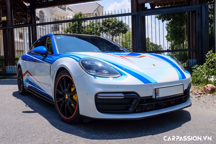 Quá trình “lột xác” cho chiếc Panamera 4S này được diễn ra tại garage GTA Wrapping&amp;Tuning – một địa chỉ dán decal cũng như độ xe có tiếng tại Sài Gòn. Bộ áo mới trên xe sử dụng tông màu trắng làm chủ đạo, kết hợp với những họa tiết bắt mắt trên khắp thân xe. Theo chia sẻ từ đại diện của garage GTA, toàn bộ quá trình đổi màu cho chiếc Porsche Panamera 4S sẽ mất khoảng 48 tiếng, lớp áo mới sử dụng vật liệu decal ánh kim mang lại hiệu ứng đổi màu theo góc nhìn đầy ấn tượng.