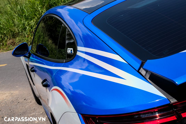 Porsche Panamera 4S sử dụng khối động cơ V6 tăng áp kép, có dung tích 2.9 lít, sản sinh công suất tối đa 440 mã lực tại dải vòng tua 5.650-6.600 vòng/phút và mô men xoắn cực đại đạt mức 550 Nm tại dải vòng tua máy 1.750 – 5.500 vòng/phút. Giá xe Porsche Panamera được phân phối chính hãng tại Việt Nam hiện đang có mức 5,31 tỷ Đồng (giá bán chưa bao gồm tùy chọn), trong khi đó phiên bản 4S có mức giá 7,44 tỷ Đồng (chưa bao gồm các tùy chọn kèm theo).