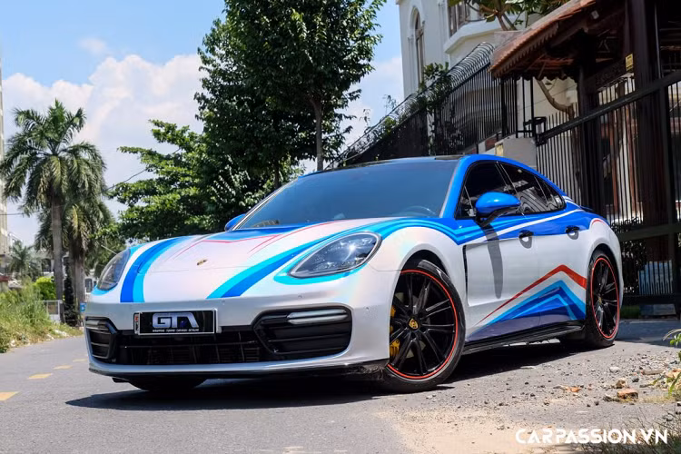 Chiếc Porsche Panamera 4S độ này thuộc sở hữu của một người chơi xe tại Sài Gòn là một ví dụ điển hình, nguyên bản xe được chủ nhân lựa chọn lớp sơn ngoại thất mang tông màu đỏ khá nổi bật. Tuy nhiên, chỉ sau một thời gian ngắn sử dụng, chủ xe đã liên tục có những sự thay đổi về diện mạo cho mẫu sedan của mình thông qua phương pháp dán decal. Bên cạnh việc đổi màu xe thông thường, khách hàng còn có thể tự mình thiết kế những “bộ cánh” theo ý muốn nhằm thể hiện cá tính bản thân.