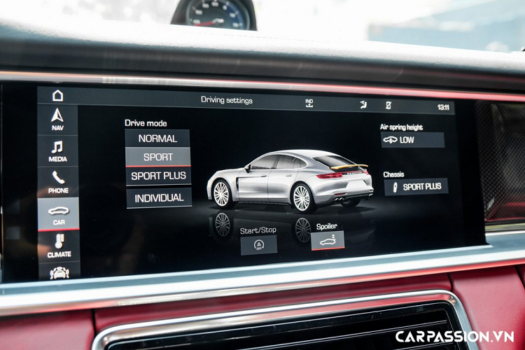 Bộ mâm 5 chấu kép sơn đen bóng gây ấn tượng nhờ thiết kế mạnh mẽ, hệ thống phanh đĩa hiệu năng cao với khả năng hãm phanh ấn tượng, giúp người lái có thể tự tin “khai thác” tối đa sức mạnh từ khối động cơ V6 tăng áp kép. Ẩn phía sau bộ mâm là cùm phanh được sơn vàng làm điểm nhấn, đi kèm với đĩa phanh lớn, xe đã được dán viền chỉ đỏ cho mâm xe để tạo cái nhìn thể thao hơn.