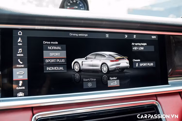 Bộ mâm 5 chấu kép sơn đen bóng gây ấn tượng nhờ thiết kế mạnh mẽ, hệ thống phanh đĩa hiệu năng cao với khả năng hãm phanh ấn tượng, giúp người lái có thể tự tin “khai thác” tối đa sức mạnh từ khối động cơ V6 tăng áp kép. Ẩn phía sau bộ mâm là cùm phanh được sơn vàng làm điểm nhấn, đi kèm với đĩa phanh lớn, xe đã được dán viền chỉ đỏ cho mâm xe để tạo cái nhìn thể thao hơn.