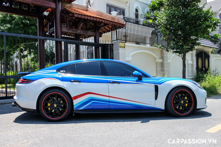 Porsche Panamera thế hệ mới được đánh giá là bước nhảy vọt của Porsche về mặt thiết kế, so với thế hệ tiền nhiệm, kích thước của xe có đôi chút nhỉnh hơn, phần đầu xe hướng về phía trước mang đến cái nhìn nhanh nhẹn. Cản trước với 3 hốc gió riêng biệt giảm thiểu tối đa sức cản gió, kết hợp cùng hệ thống đèn pha LED Matrix 4 điểm hỗ trợ tầm nhìn ban đêm tiên tiến.