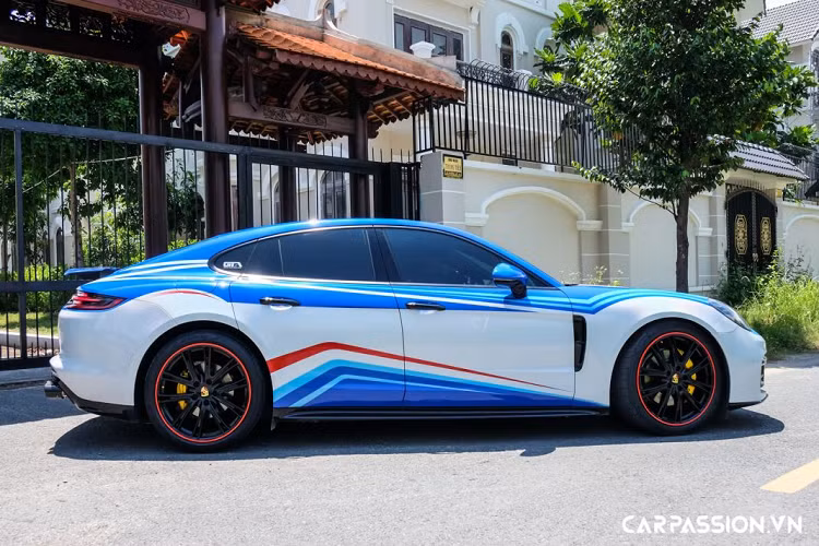 Porsche Panamera thế hệ mới được đánh giá là bước nhảy vọt của Porsche về mặt thiết kế, so với thế hệ tiền nhiệm, kích thước của xe có đôi chút nhỉnh hơn, phần đầu xe hướng về phía trước mang đến cái nhìn nhanh nhẹn. Cản trước với 3 hốc gió riêng biệt giảm thiểu tối đa sức cản gió, kết hợp cùng hệ thống đèn pha LED Matrix 4 điểm hỗ trợ tầm nhìn ban đêm tiên tiến.