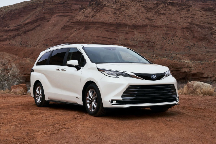 Nếu lựa chọn bản dẫn động 4 bánh, mức giá xe Toyota Sienna 2021 sẽ từ 37.600 USD đến 51.600 USD (khoảng 871 đến 1,19 tỷ đồng) . So với đời trước, Sienna 2021 đắt hơn 2.800 USD. Mẫu MPV này sẽ có mặt tại đại lý từ tháng 11.