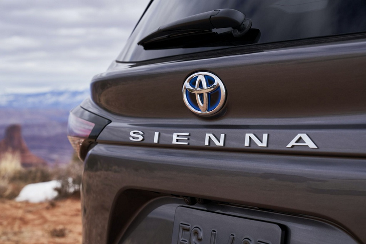 Sienna 2021 được trang bị cửa trượt bên, đóng/mở cốp bằng cảm biến, điều hoà 4 vùng tự động, hàng ghế thứ 2 có thể trượt dài ra tích hợp bệ chân và chức năng sưởi, tủ lạnh mini, vô-lăng chỉnh điện, gương chiếu hậu kỹ thuật số, màn hình HUD và dàn âm thanh JBL 12 loa.