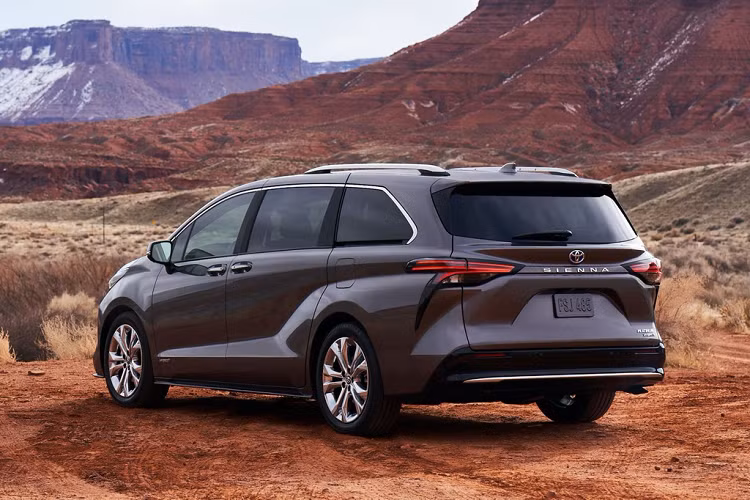 Hiện nay, SUV đang là dòng xe được quan tâm hàng đầu. Lai MPV với SUV đang là xu hướng với Mitsubishi Xpander Cross hay Suzuki XL7. Toyota Sienna thế hệ mới cũng được xây dựng với ngôn ngữ thiết kế của SUV nhưng vẫn giữ thân xe MPV.