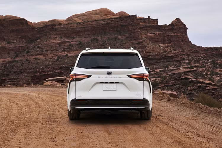 Phần đuôi xe của Sienna được làm khá hầm hố, các đường gân xuất hiện dày đặc. Nếu gầm cao thêm đôi chút, Sienna trông chẳng khác gì chiếc SUV khi nhìn từ phía sau. Các dải LED của đèn hậu khá ăn khớp với các đường gân dập nổi. Sienna được trang bị bộ mâm 5 chấu kích thước lên đến 20 inch.