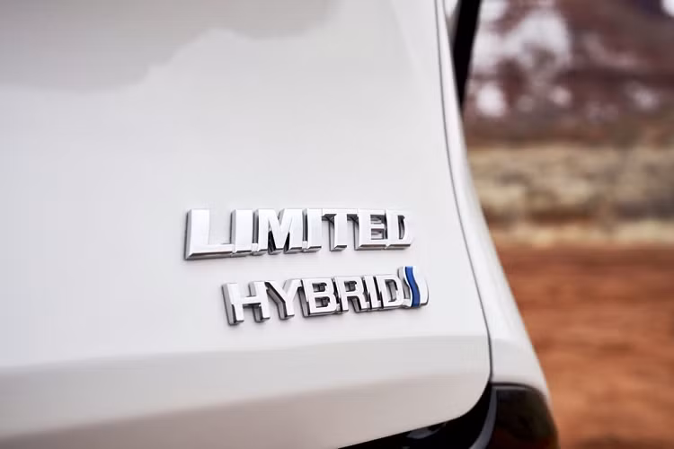 Tại Mỹ, Toyota Sienna 2021 cạnh tranh với Honda Odyssey (31.800 USD), Chrysler Pacifica (31.200 USD), Dodge Grand Caravan (31.300 USD) và Kia Sedona (30.400 USD).