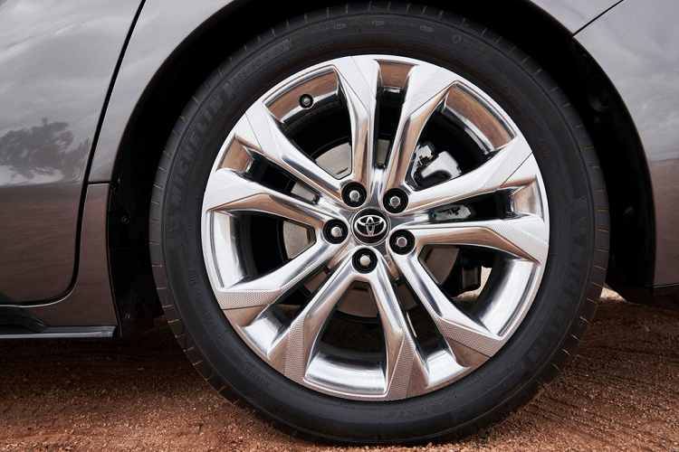 So với đời trước, Toyota Sienna 2021 có ngoại hình bắt mắt và thể thao hơn - đúng phong cách của chiếc SUV. Vòm bánh xe được làm nổi khối, trông cơ bắp hơn những mẫu MPV trên thị trường.