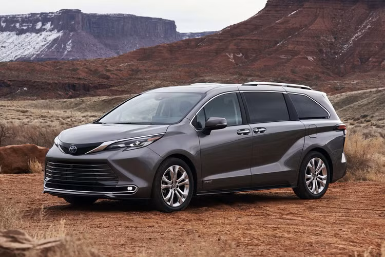 Nhìn chung, kiểu dáng của Sienna 2021 khá giống với Venza thế hệ mới. Lưới tản nhiệt phía trước được chia 2 tầng, phía trên mỏng và phần dưới hình thang phủ gần hết bề rộng của đầu xe. Thiết kế này đã xuất hiện ở Venza, Camry đời mới.